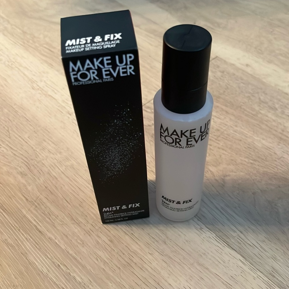 Hydrating setting spray .